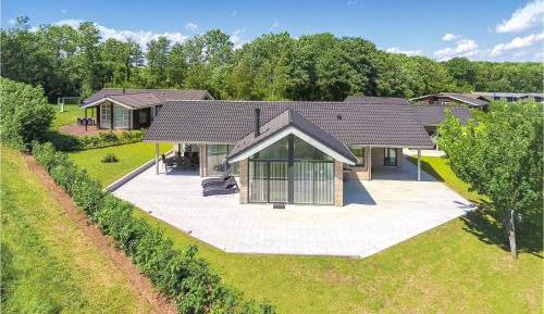 Three-Bedroom Holiday Home 