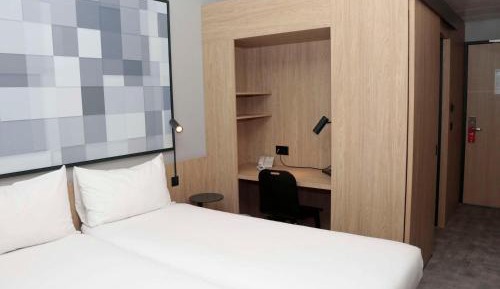 Standard Room with Two Single Beds and Balcony
