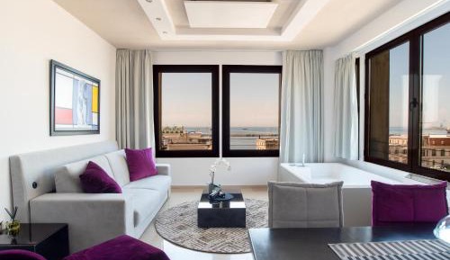 Deluxe Suite with Spa Bath