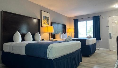 Queen Room with Two Queen Beds (4 Person Max Occupancy)