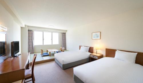 Modern Japanese-Style Room with Tatami Area