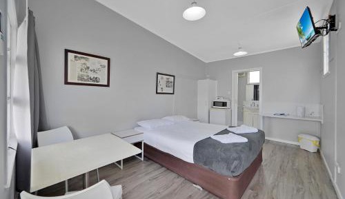 Queen Motel Room