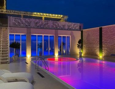 Queen Suite with Spa Bath