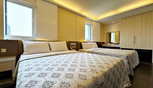 Quadruple Room with Street View