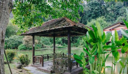 Bungalow with Garden View