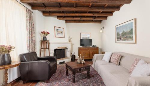 Traditional House - Avra