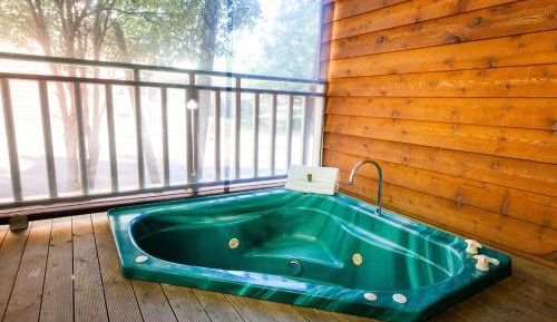 One-Bedroom Chalet with Hot Tub