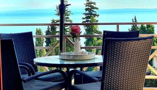 Apartment with Balcony and Sea View