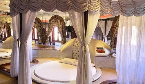 Queen Suite with Spa Bath