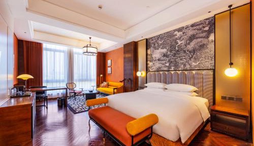 Deluxe Queen Room