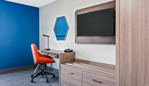 King Suite - Communications and Mobility Accessible Tub