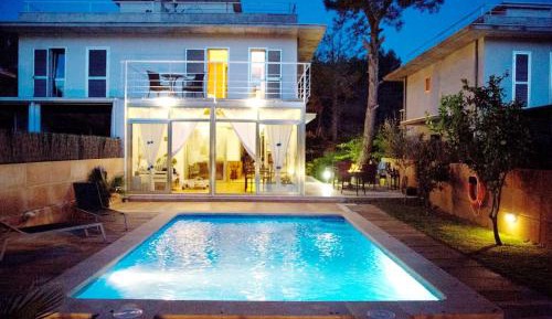 Four-Bedroom Deluxe Apartment