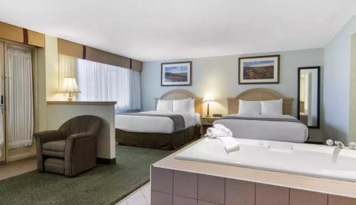 Suite with Hot Tub
