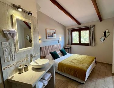 Family Suite (2 Adults + 2 Children)