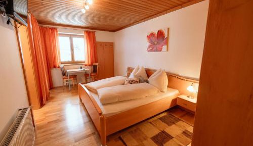 Three-Bedroom Apartment with Shower