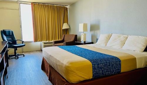 King Room with Roll-in Shower - Mobility Access/Non-Smoking