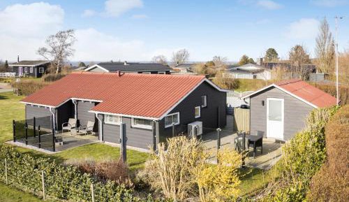 Three-Bedroom Holiday Home 
