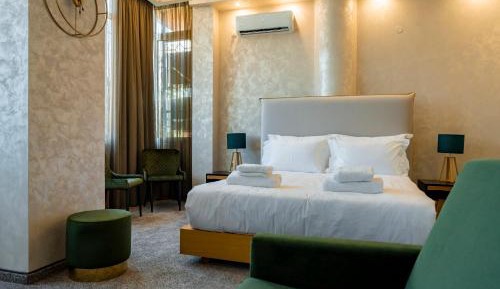 Deluxe Room (2 Adults + 1 Child)