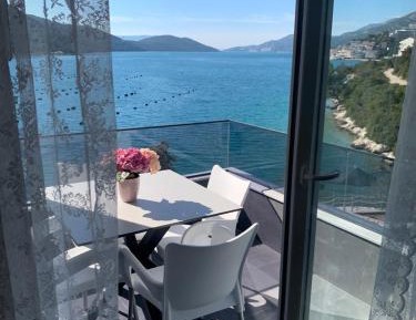 One Bedroom Apartment with Balcony and Sea View