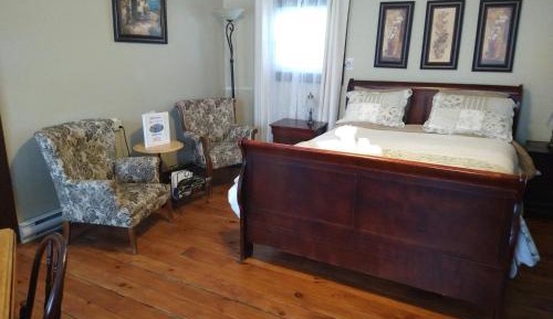 Deluxe Queen Room with Private Bathroom
