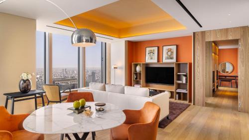 One-Bedroom Superior King Suite with Skyline View