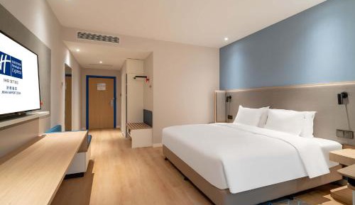 Standard King Room with Atrium View