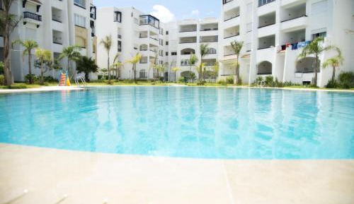 Apartment with Pool View 