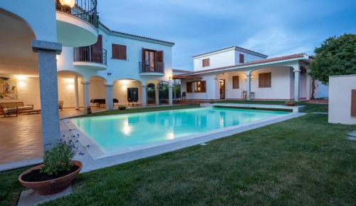 One-Bedroom Apartment with Pool View