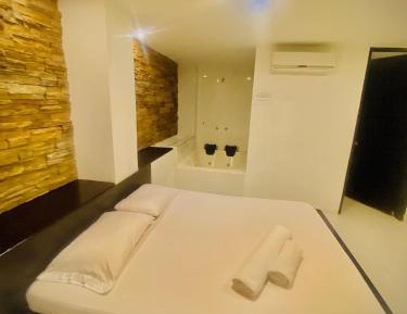 Deluxe Suite with Spa Bath