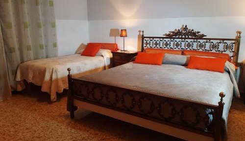 Deluxe Triple Room with Private Bathroom
