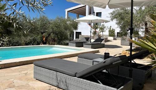 Apartment with Pool View 