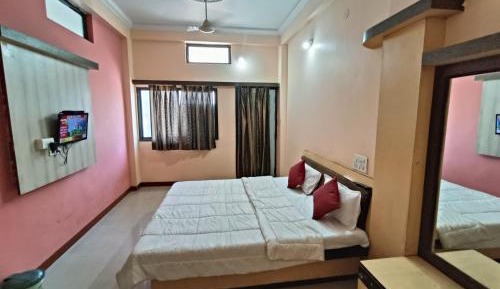 Deluxe Double Room (2 Adults + 1 Child)