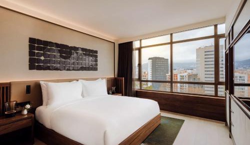 Deluxe City Room