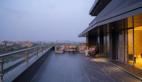 1 King Bed, Executive Lounge Access, Large Private Terrace, Penthouse Suite
