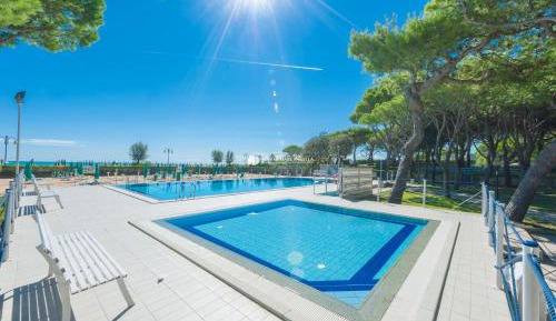 Superior One-Bedroom Apartment (5 Adults)
