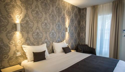 Suite with Lake View