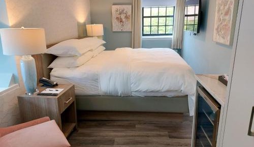 Junior Queen Room