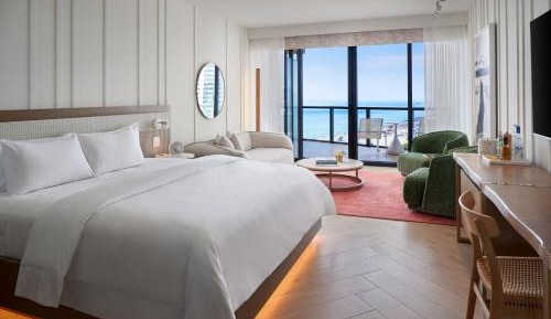Guest Room, 1 King, Floor 4-8 Ocean View, Balcony