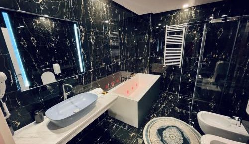 Suite with Hot Tub