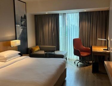 Deluxe Balcony Room, Guest room, 1 King, City view, Balcony