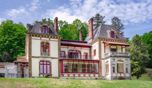 Eight-Bedroom House (Chateau de la Tisnere)