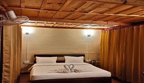 Deluxe Double or Twin Room with Mountain View