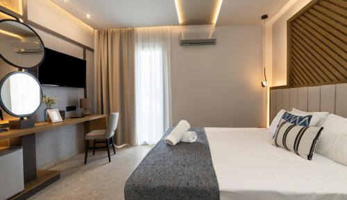 Deluxe Double Room (2 Adults + 1 Child)