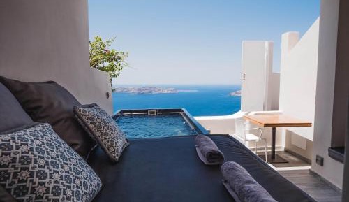 Honeymoon Suite with heated Plunge Pool and Caldera View