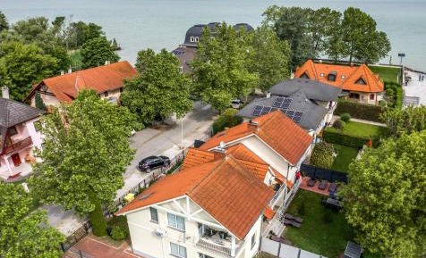 Apartment with Lake View