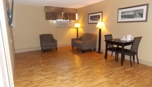 Deluxe King Room with Kitchenette