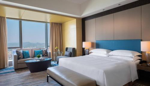 One-Bedroom Large King Suite - Club Lounge Access