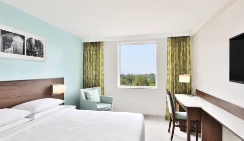 Fairfield Executive Queen room with Lounge Access