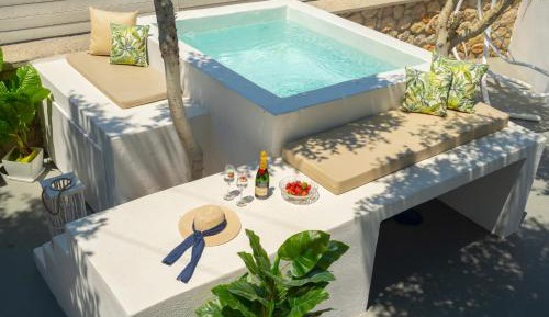 One-Bedroom Apartment with Hot Tub