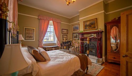 Deluxe Double Room with Side Sea View